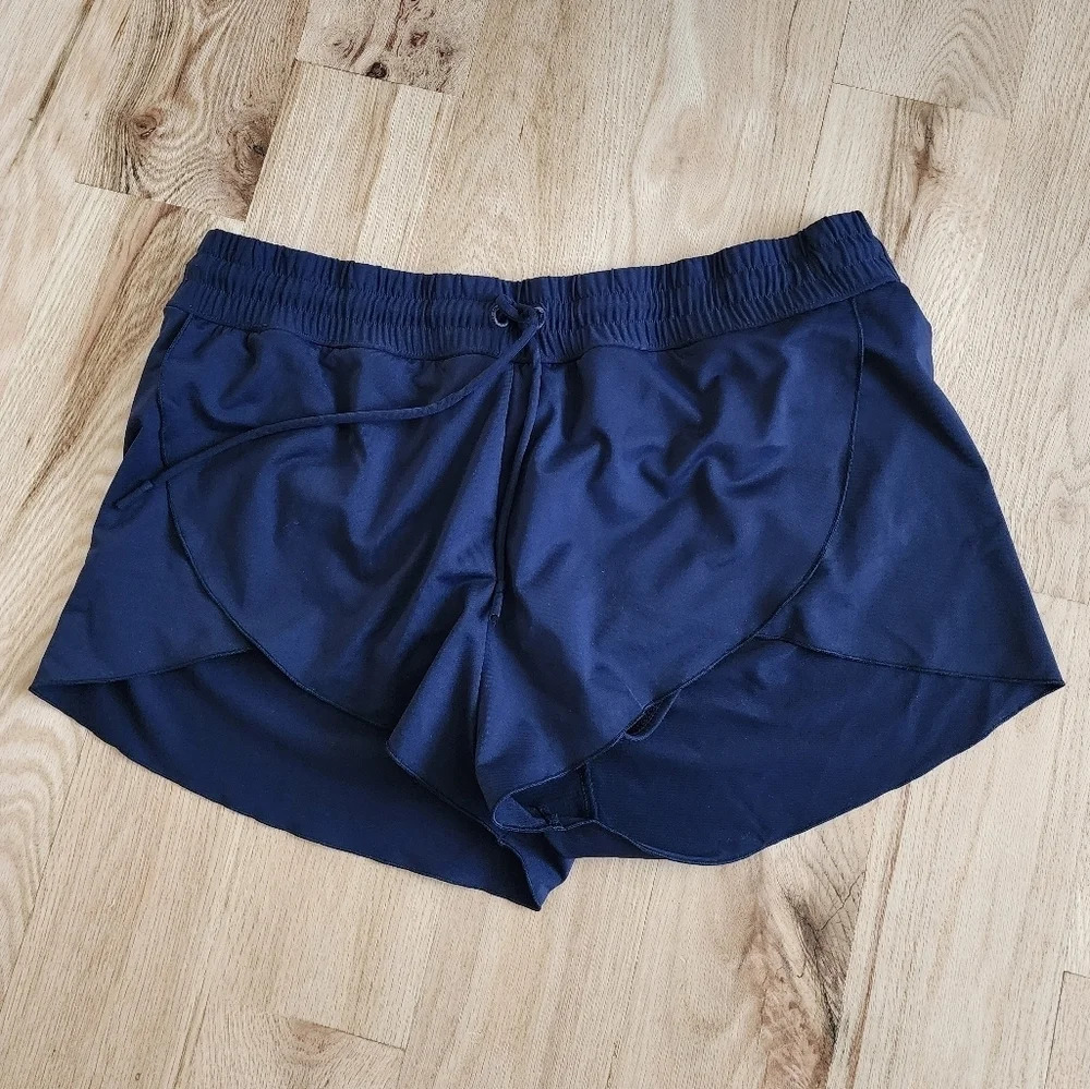 Athleta Size Medium shorts navy color
